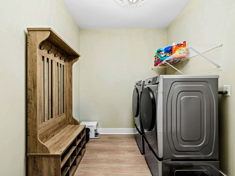 Laundry & Mudroom - A full-size washer and dryer plus a cubby bench keep towels, gear, and wet swimsuits organized all week.