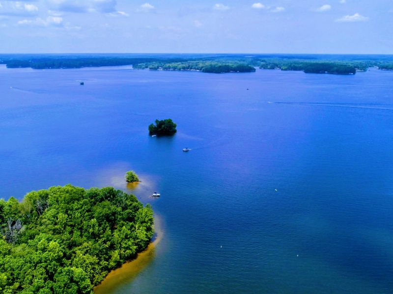 Endless Lake Views – Soak in the breathtaking beauty of Lake Anna’s wide open waters, dotted with small islands and perfect for boating, kayaking, and sunset cruises.