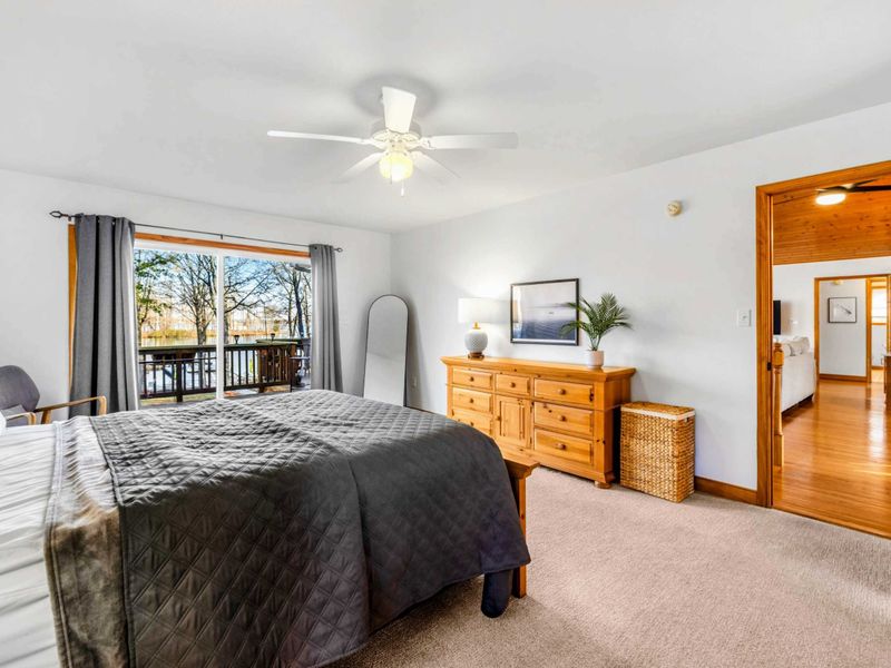 Wake Up to Nature – Large windows and glass doors bring in stunning treetop and lake views, making it easy to rise with the sun and step outside to enjoy the fresh air.