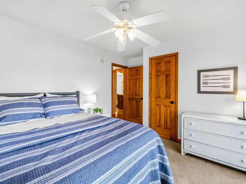 Simple and Inviting – Clean lines, crisp bedding, and a charming dresser create a relaxing and uncluttered retreat. Perfect for settling in and recharging for more lakefront fun.