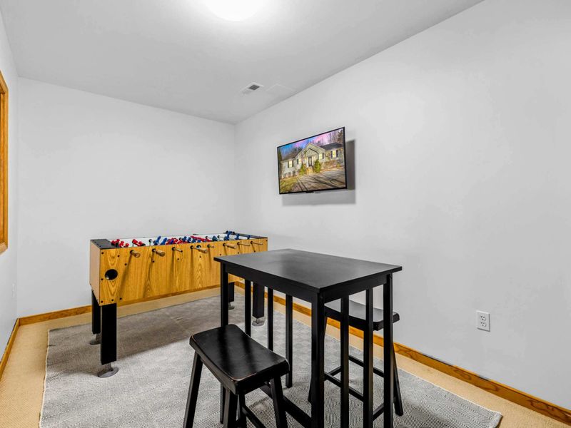 Foosball & Lounge Room – Enjoy a casual game of foosball or take a break at the pub-style table in this cozy corner of the game level. It’s a great spot for friendly competition or simply hanging out with snacks and conversation.