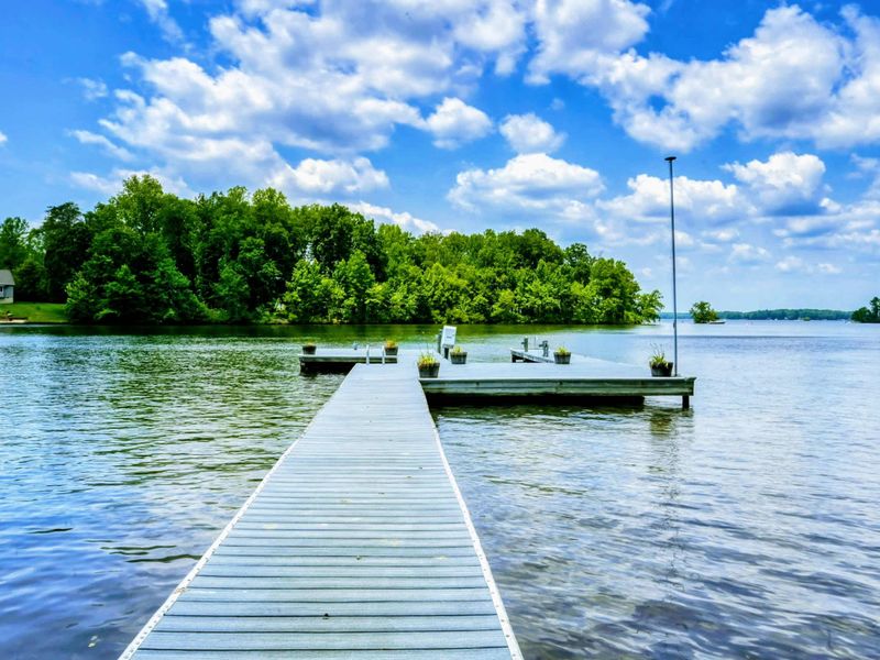 Open Lake Access at Lake Anna – Venture out on this inviting pier, leading you directly to the serene waters of Lake Anna. Ideal for a relaxing day of boating or simply enjoying the peaceful lake atmosphere.