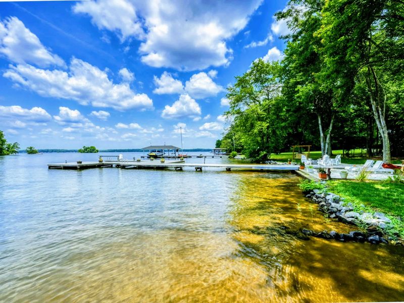 Sandy Lakeshore at Lake Anna – Step into the soft sands of this natural lakeshore, offering easy access to the water and picturesque views. It’s a perfect place to soak up the sun or launch a day of water activities.