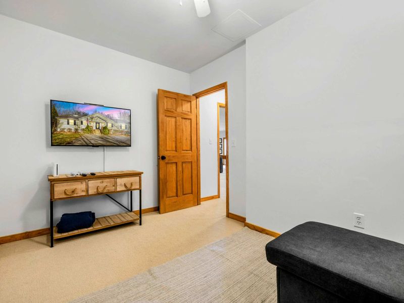 Private Media Spot – With a mounted TV and minimalist design, this quiet space is great for solo gaming, movie nights, or simply winding down after a day by the lake.