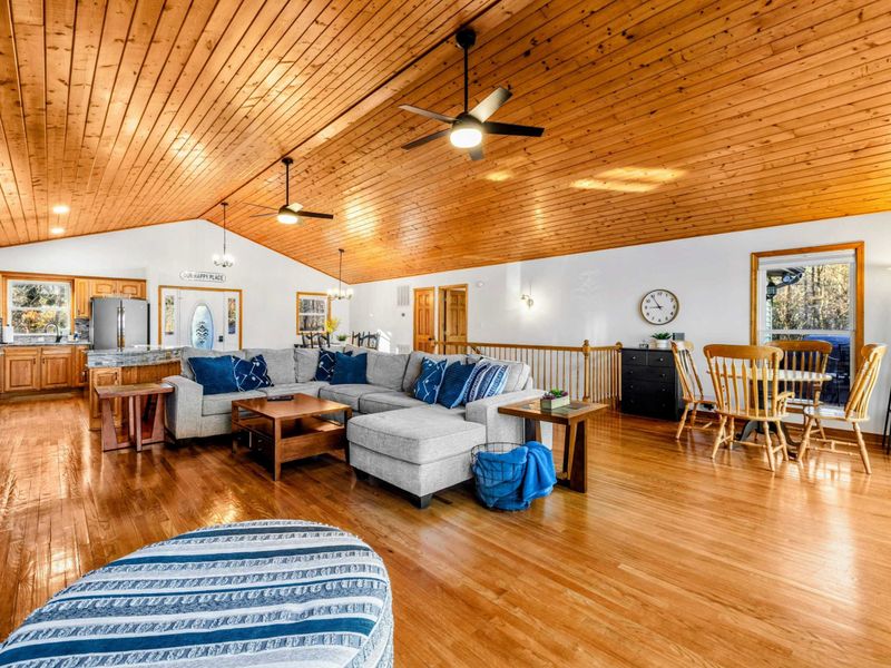 Great Room Charm – This expansive room boasts ample seating, wooden ceilings, and polished hardwood floors, offering a perfect blend of warmth and elegance. Ideal for family gatherings or simply unwinding with stunning views of Lake Anna.