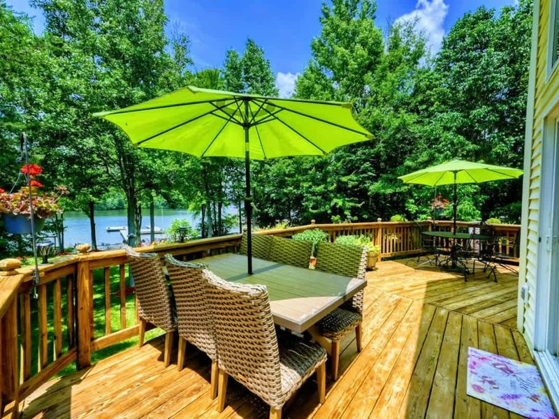 Vibrant Lakeside Lounge – Enjoy comfortable seating under bright green umbrellas on this spacious deck with stunning views of Lake Anna. Perfect for relaxation or lively conversations in a picturesque setting.