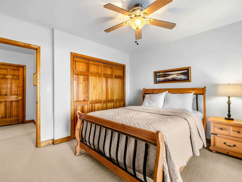 Simple Lake Charm – Bright, uncluttered, and welcoming, this bedroom offers a relaxed atmosphere perfect for restful nights and slow, easy mornings at Lake Anna.