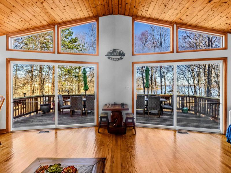 Great Room with a View – Enjoy sweeping views of Lake Anna from this great room, designed with floor-to-ceiling windows and natural wood finishes. It’s a perfect space for relaxation and gathering with friends and family in a picturesque setting.