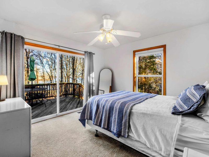 Peaceful Lakeside Views – Wake up to the beauty of Lake Anna through sliding glass doors that open directly to the spacious deck. This cozy room offers serene views and a peaceful spot to unwind after a day on the water.