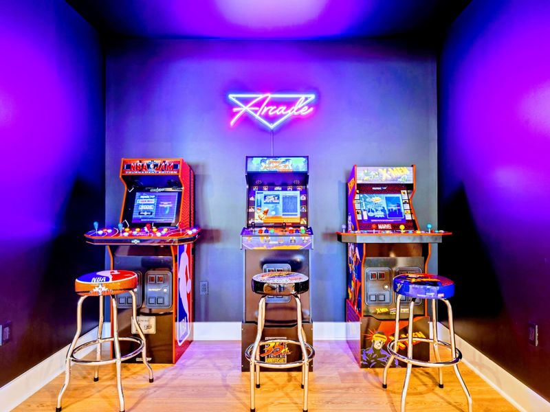Throwback Fun – Classic arcade games and neon glow create a nostalgic corner for kids and grown-ups alike.
