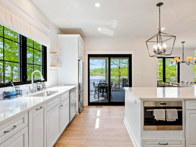 Prep with a View – With sunlight on the counter and the lake just beyond, even the dishes feel indulgent.