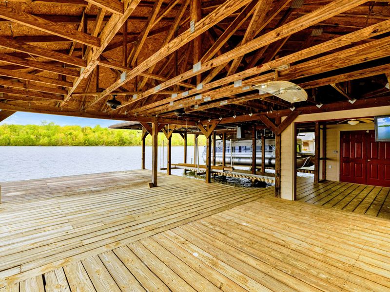 Gather, Launch, Unwind – A versatile space for boat prep, dockside drinks, or a shaded break from the sun.