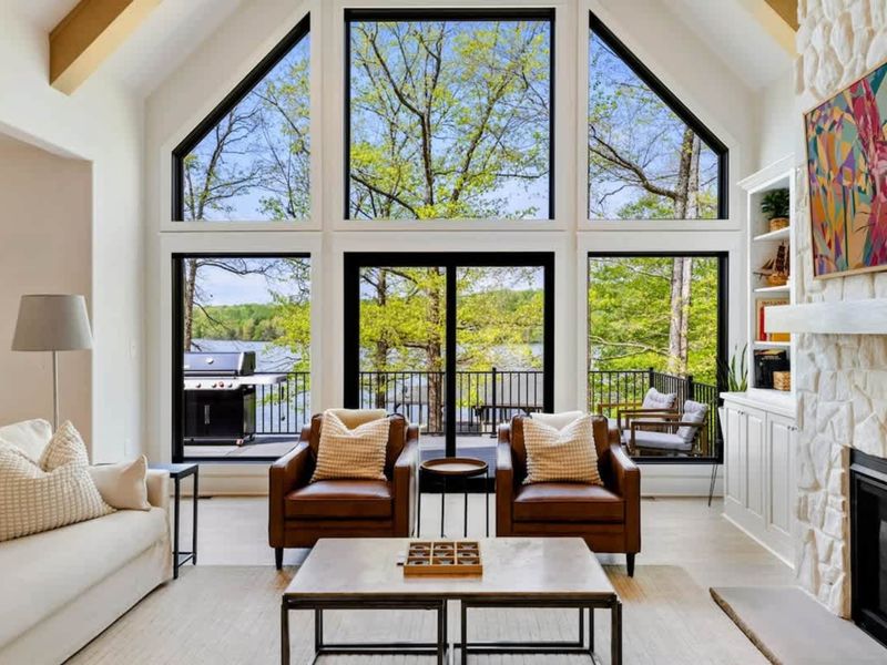 Framed by Nature – Floor-to-ceiling windows bring the lakefront in, creating a serene setting for coffee, conversation, or quiet reflection.