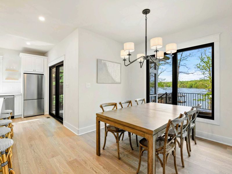 View with Every Bite – Whether it’s sunrise breakfast or candlelit dinner, this table sets the stage for something memorable.
