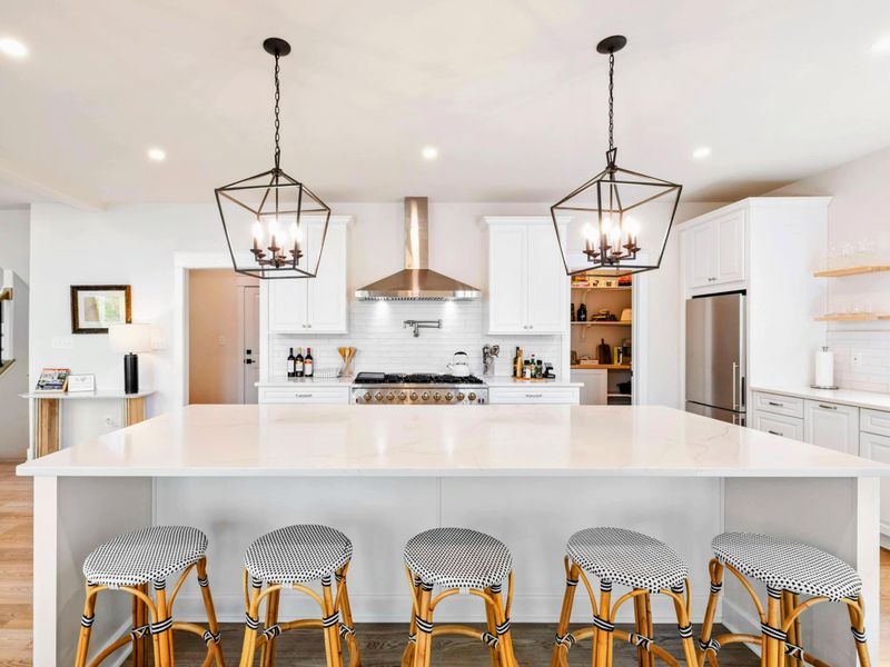 Casual Moments, Elevated – Morning coffee, late-night snacks, or cocktail hour—this island brings everyone together.