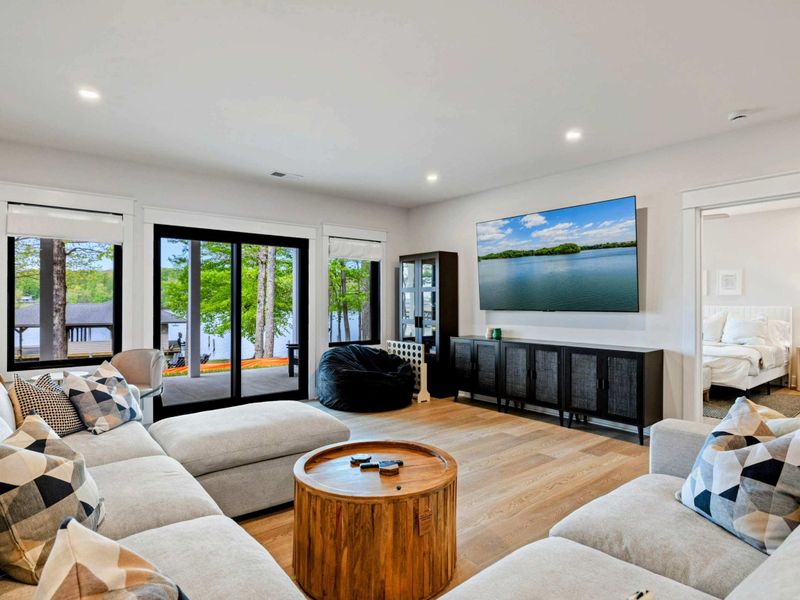 Room to Spread Out – With a massive sectional, lake views, and a big-screen TV, this lower-level retreat is made for movie nights and lazy afternoons.