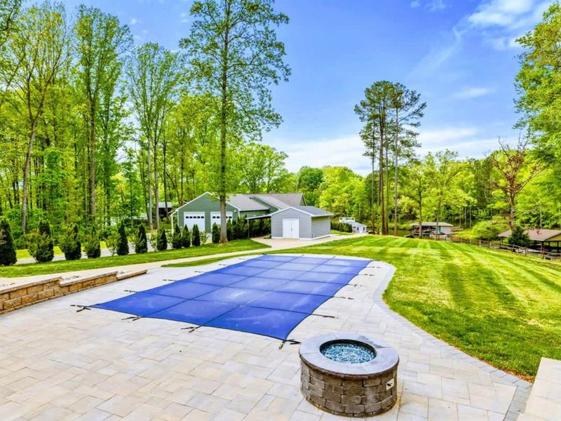 Where the Scene Unfolds – Poolside wrapped in nature’s calm.