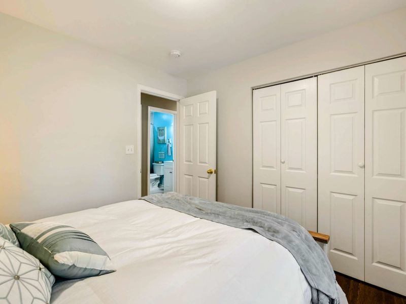Rest, Reset, Repeat – Light tones and quiet charm make this the perfect guest haven.