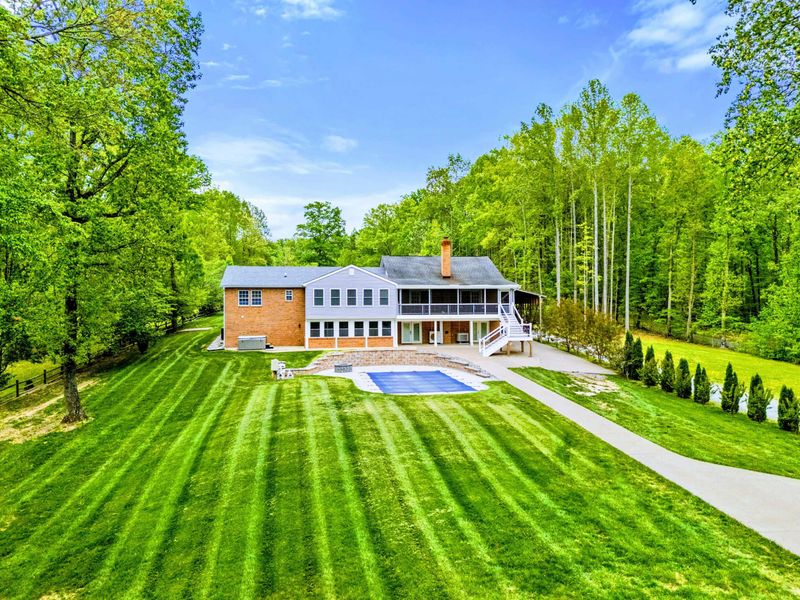 Room to Roam – From yard games to sunset strolls, this open lawn invites everyone to spread out and stay awhile.