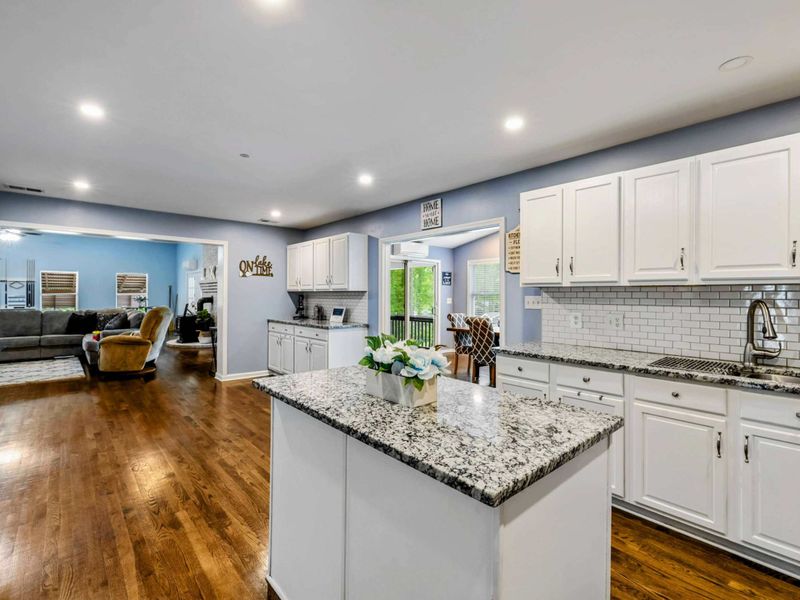 Light, Bright, and Connected – An inviting kitchen that brings your whole group together, naturally.