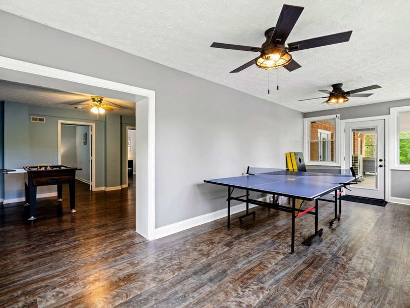 Serve, Spin, Smile – Light-filled and full of energy, this room keeps the fun flowing.