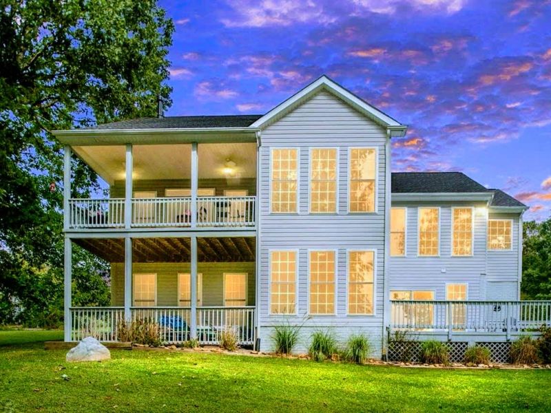 Porches, People, and the Perfect Sky – Sunset conversations and soft laughter feel right at home here.
