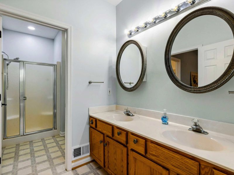Rinse, Refresh, Recharge – A thoughtful layout gives everyone space to breathe, reset, and step back into vacation mode.