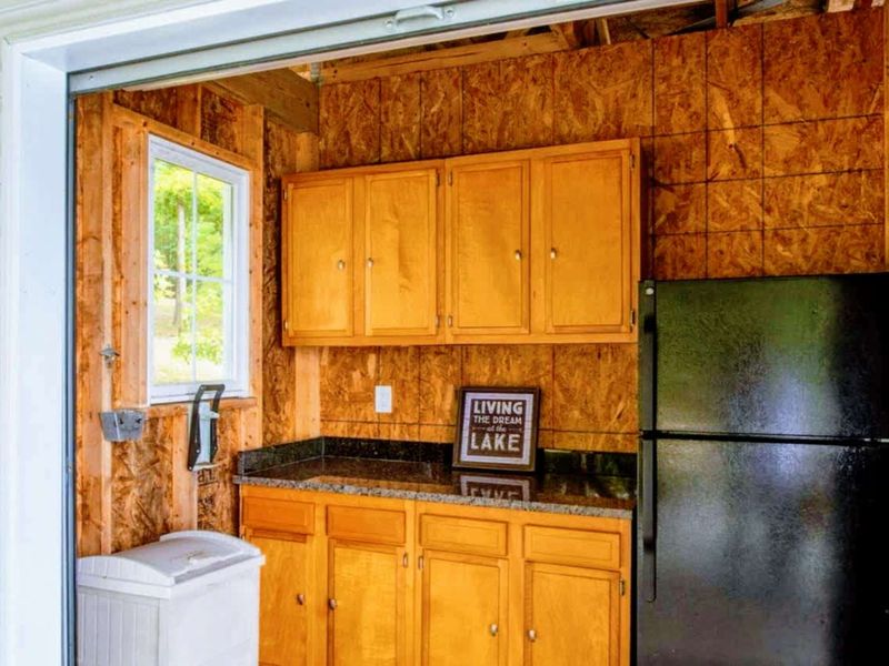 Dockside Snacks, Anytime – With a fridge and counter just steps from the water, this spot keeps the good times flowing.
