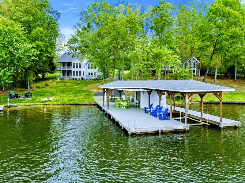 Front-Row to Lake Life – From morning coffee to evening stories, this dock brings everyone together.