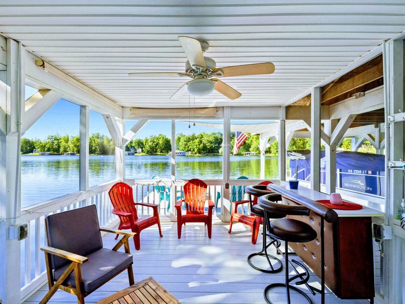 Breezy Shade, Perfect Perspective – Escape the sun, not the view—this is dockside lounging at its finest.