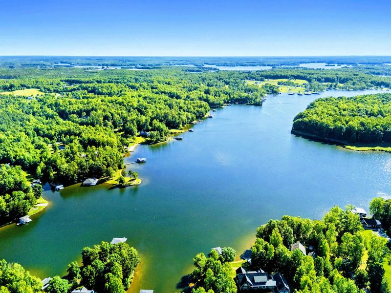 Escape to the Warm Side – Known for its extended season and exclusive access, this is Lake Anna at its most relaxed.