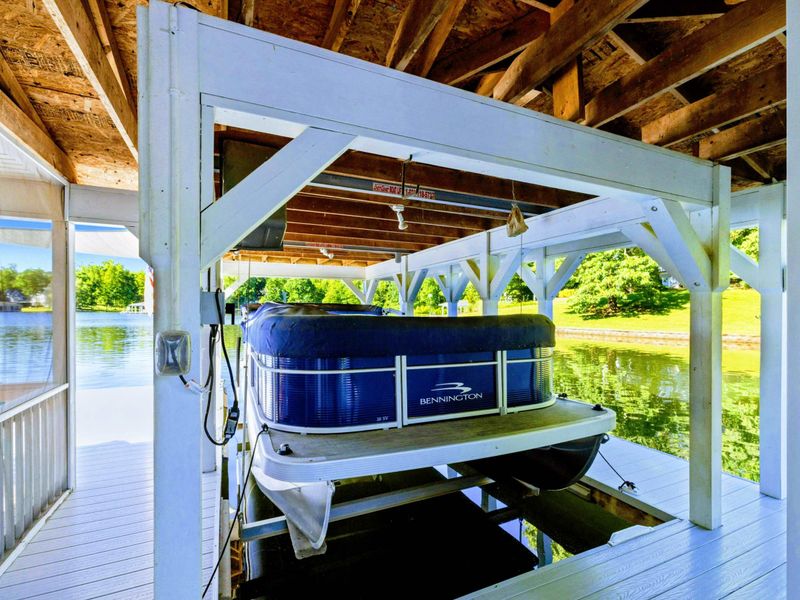 Your Ride Awaits – Ask about having a rental pontoon delivered straight to the private dock—effortless fun from the moment you arrive.