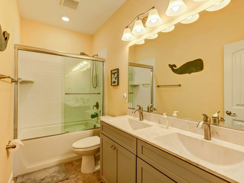 Easygoing Style, Everyday Comfort – From post-lake baths to bedtime wind-downs, this space fits right into your stay.
