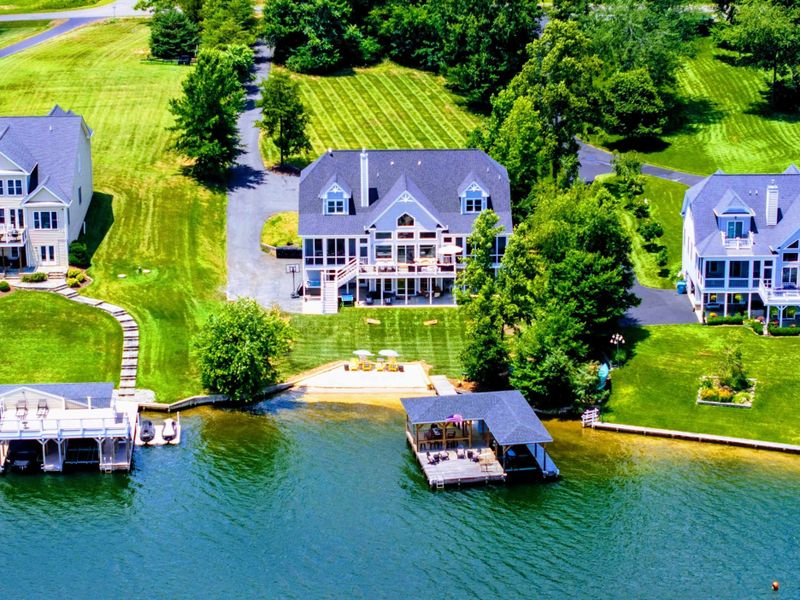 The View That Sets the Tone – One look from above, and you can feel the reset begin.