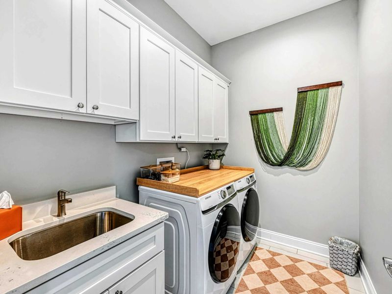 Simple, Clean Convenience – Tidy, bright, and quietly satisfying when life needs a quick reset.