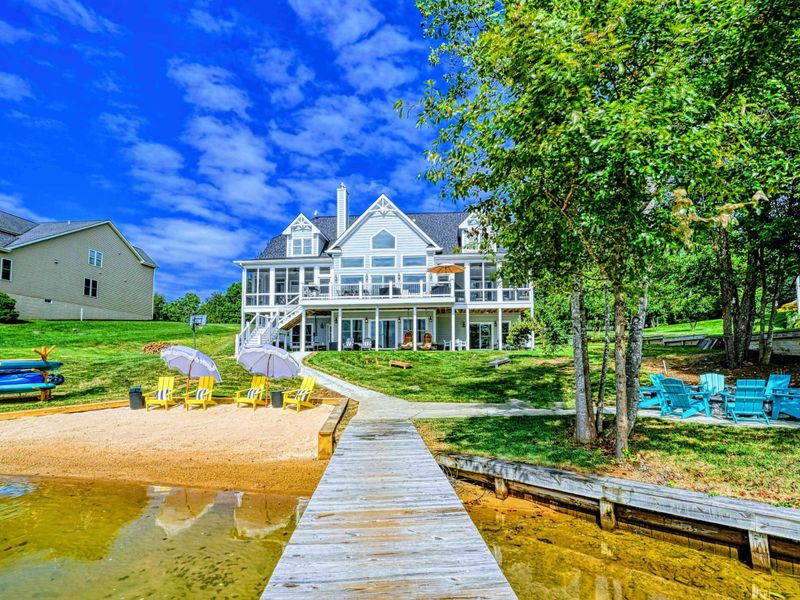 The Scenic Shortcut – From dock to beach to the house—your whole day flows in one easy line.