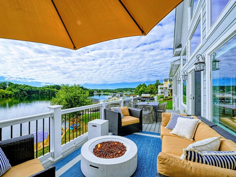 Deckside Togetherness – Sink into the cushions, share a drink, and let the lake be the background music.