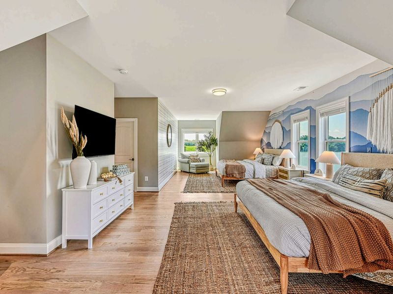 Space for the Whole Crew – A roomy retreat where everyone can unwind, recharge, and wake up easy.