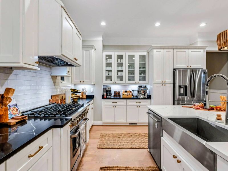 Chef’s-Kitchen Simplicity – Polished finishes and room to move, made for elevated home cooking.
