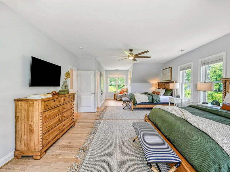 Space for Everyone to Settle In – A roomy, restful retreat where the whole group can unwind comfortably.