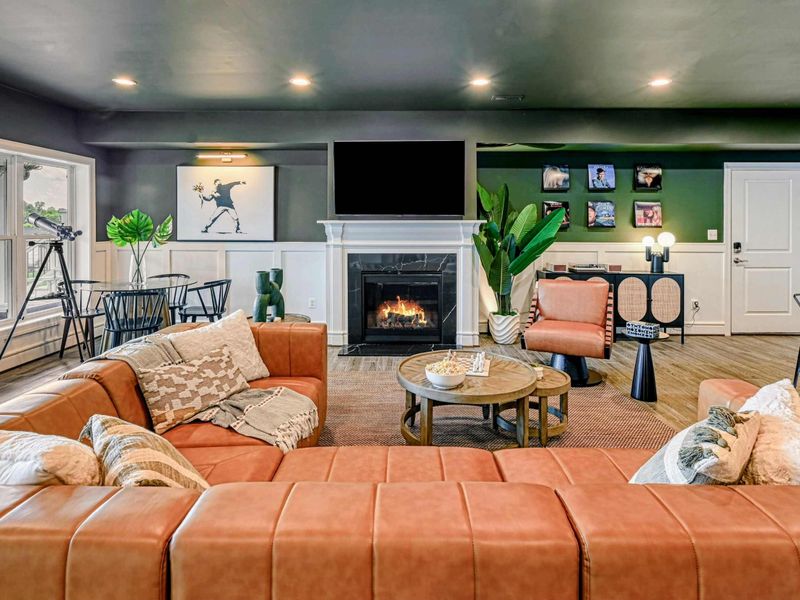 Elevated Comfort Zone – A refined, resort-like lounge designed for effortless togetherness.