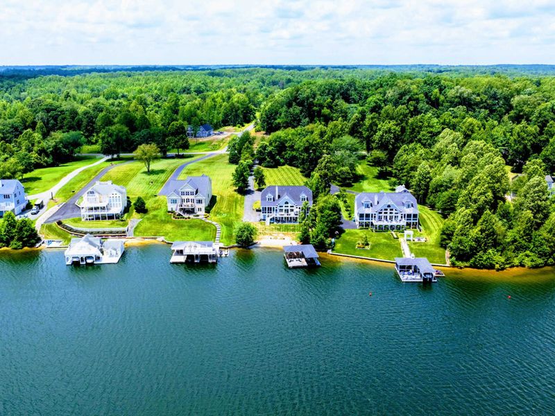 Quiet Shoreline Living – A tucked-away stretch of lake where the pace feels calmer from the moment you arrive.