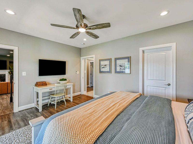 Simple Comfort, Easy Sleep – Calm tones and a peaceful setup that helps everyone settle in.