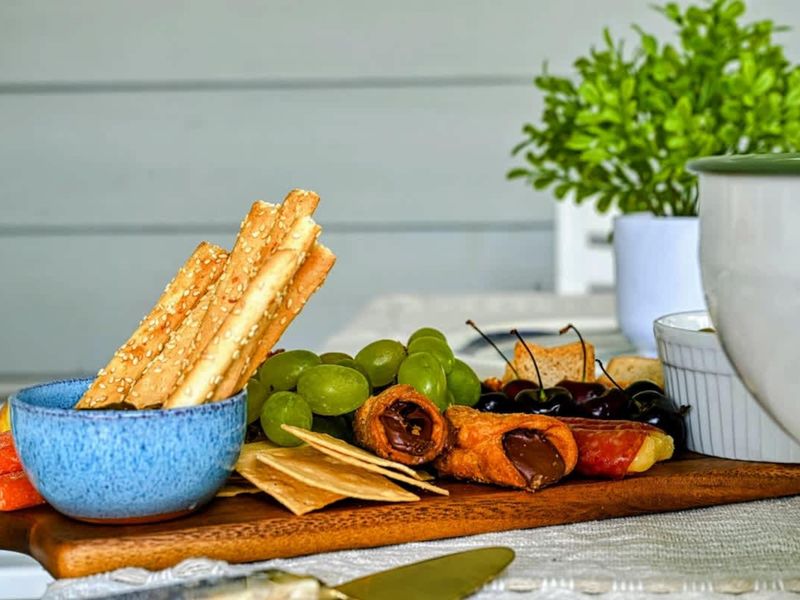 Unhurried Bites – Easy grazing and quiet conversation, the way vacation should feel.