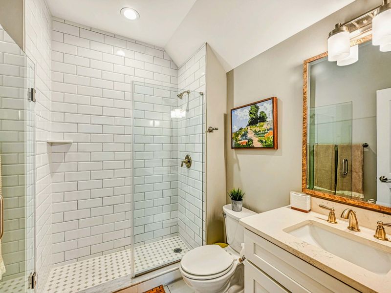 Fresh Start, Made Simple – A bright shared bath that keeps everyone’s mornings smooth and unhurried.