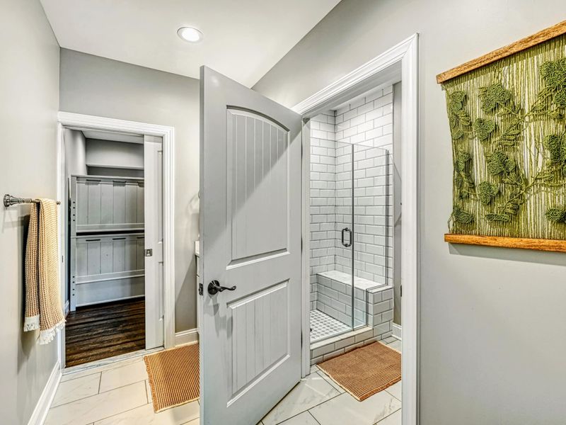 Clean, Calm, Ready – Bright finishes and a quiet layout that feels instantly refreshing.