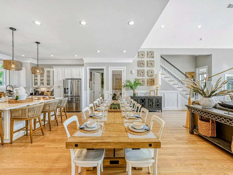 Dinner Party, Lakehouse Style – A welcoming setting for shared meals, easy laughter, and long, unhurried evenings.