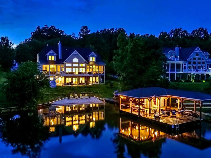 Lakefront, Elegantly Lit – Refined evening ambiance where design, comfort, and water meet beautifully.