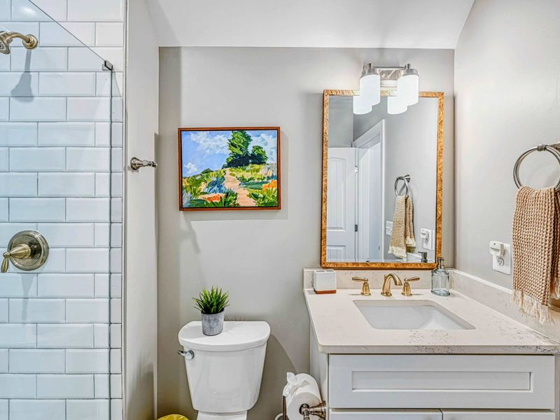Freshen Up, Effortlessly – A bright, polished bath that keeps mornings smooth and evenings easy.