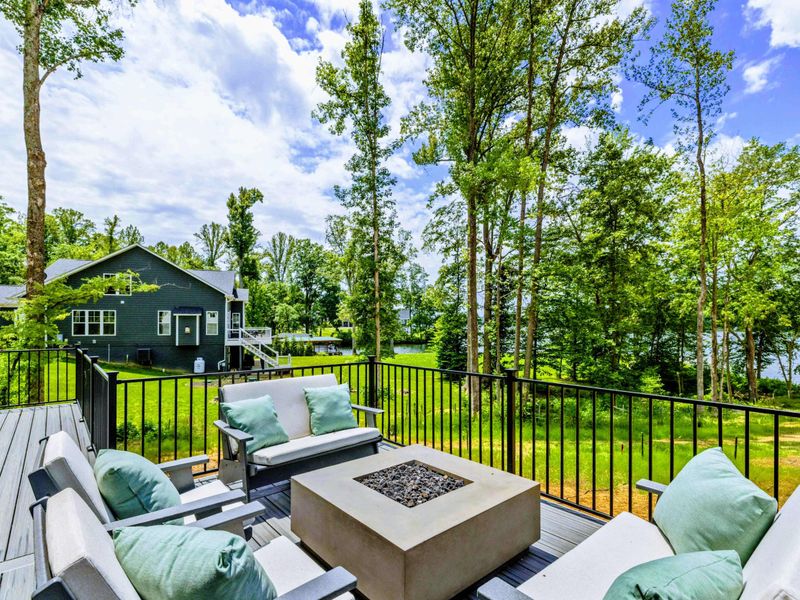 Screened Porch - Cushioned seating and natural light make this the perfect place to unwind between lake activities.